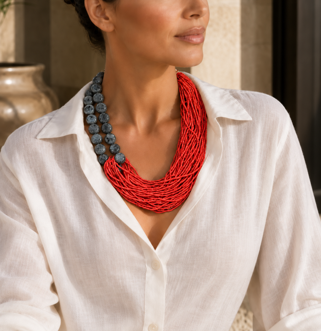 Collar Rojo con Labradoritas Negras