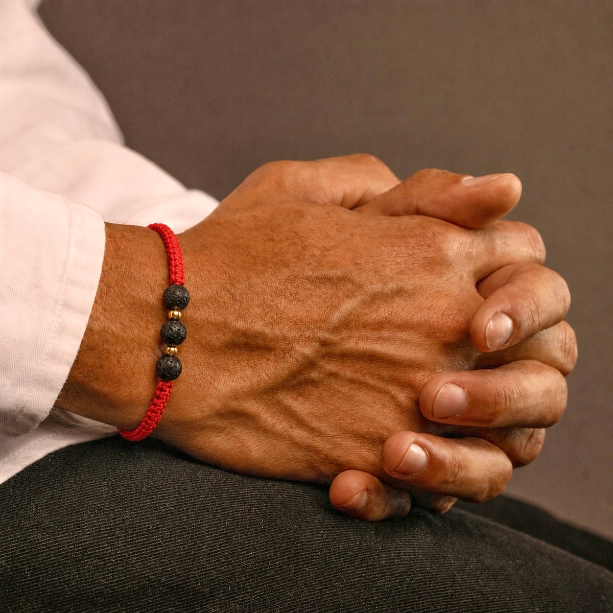 Pulsera Tejida Roja con Piedra Volcanica