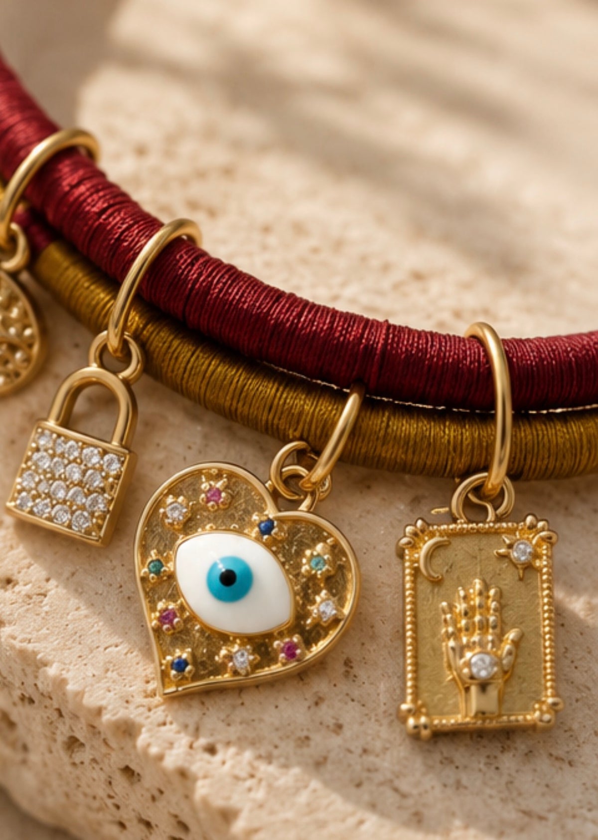 Pulsera tejida con dijes