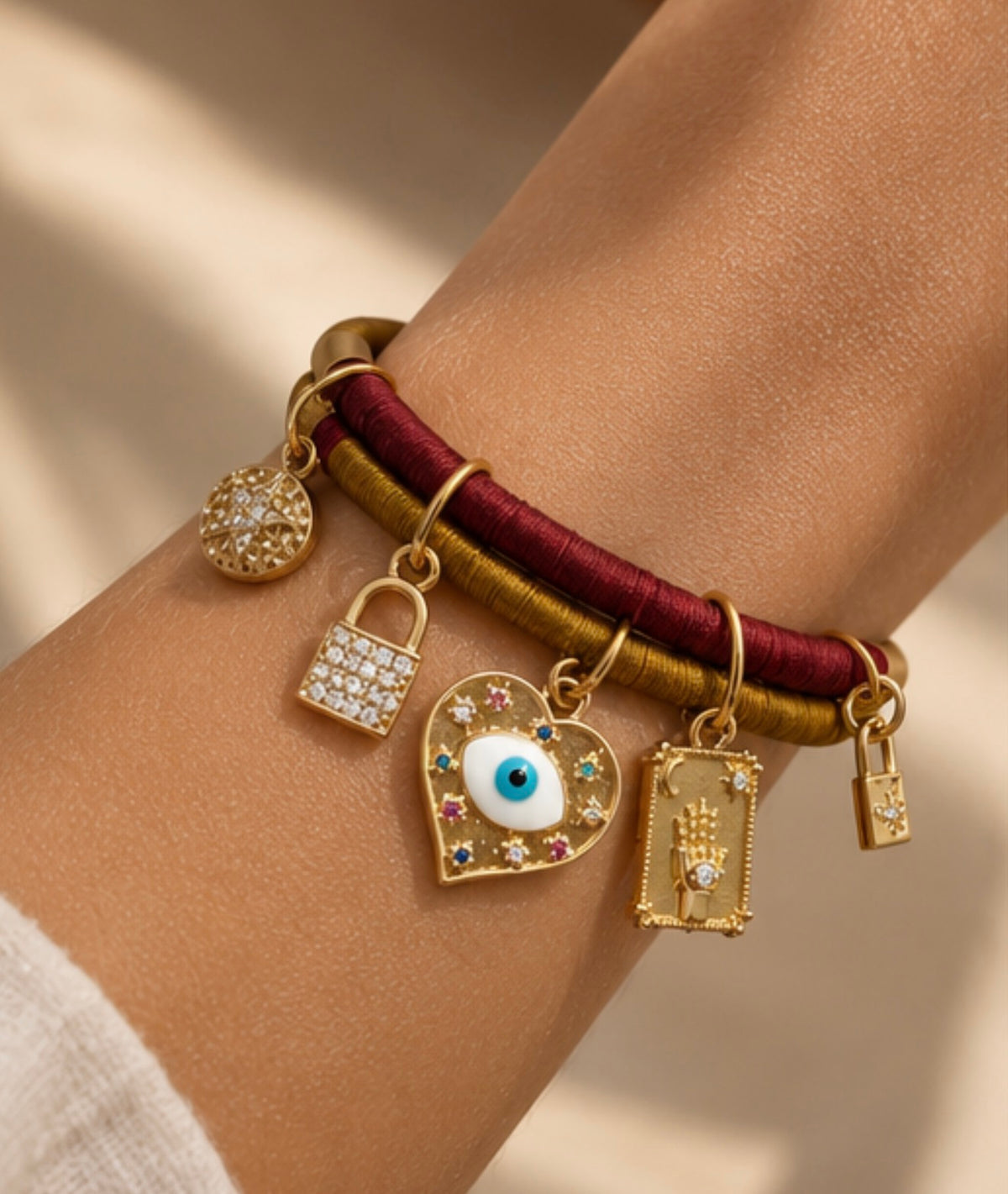 Pulsera tejida con dijes