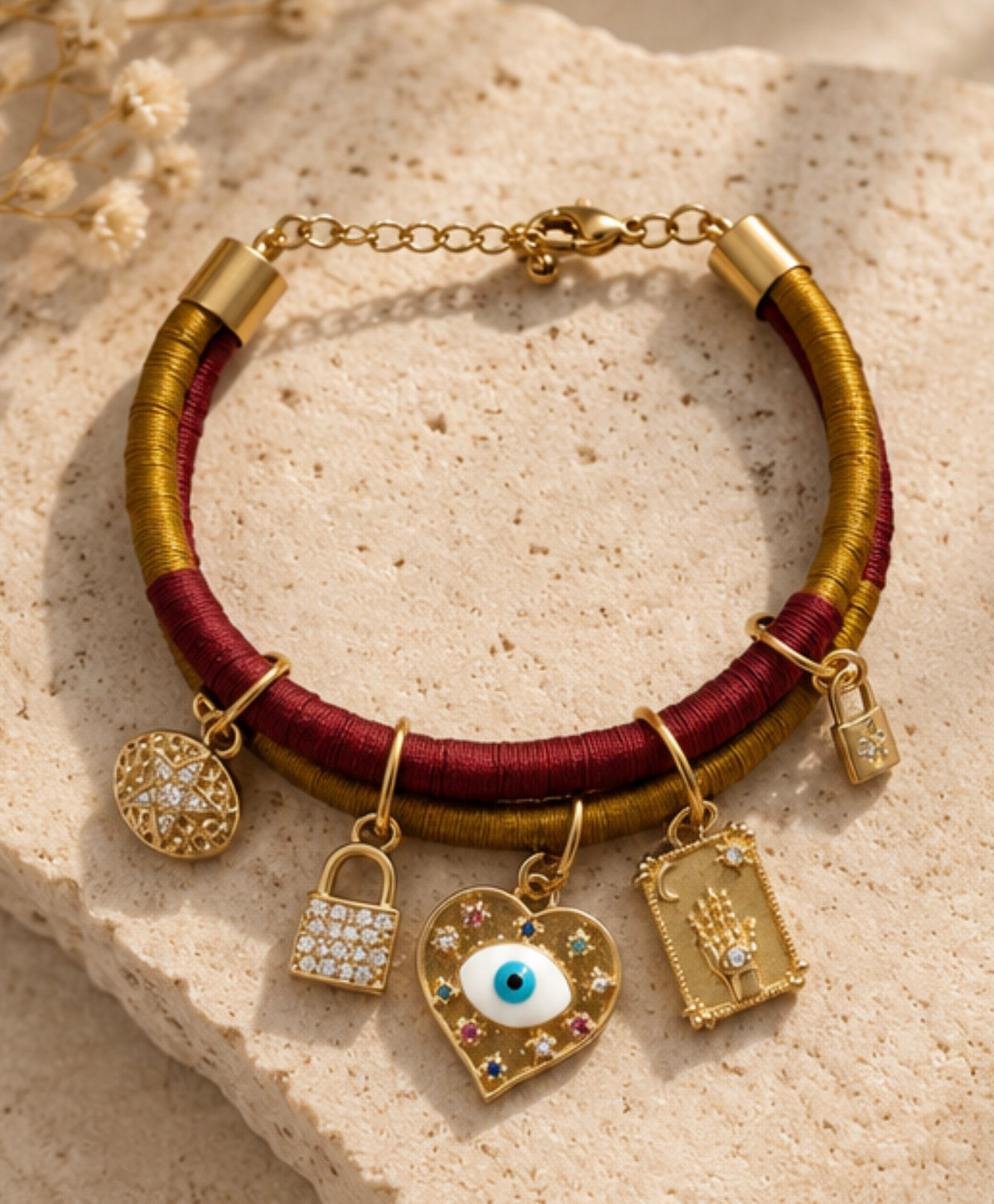 Pulsera tejida con dijes