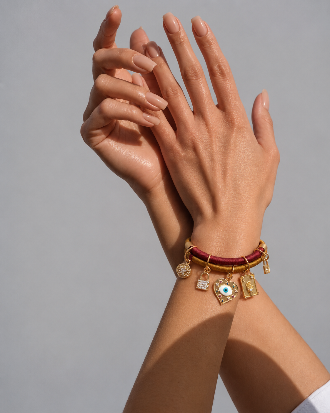 Pulsera tejida con dijes