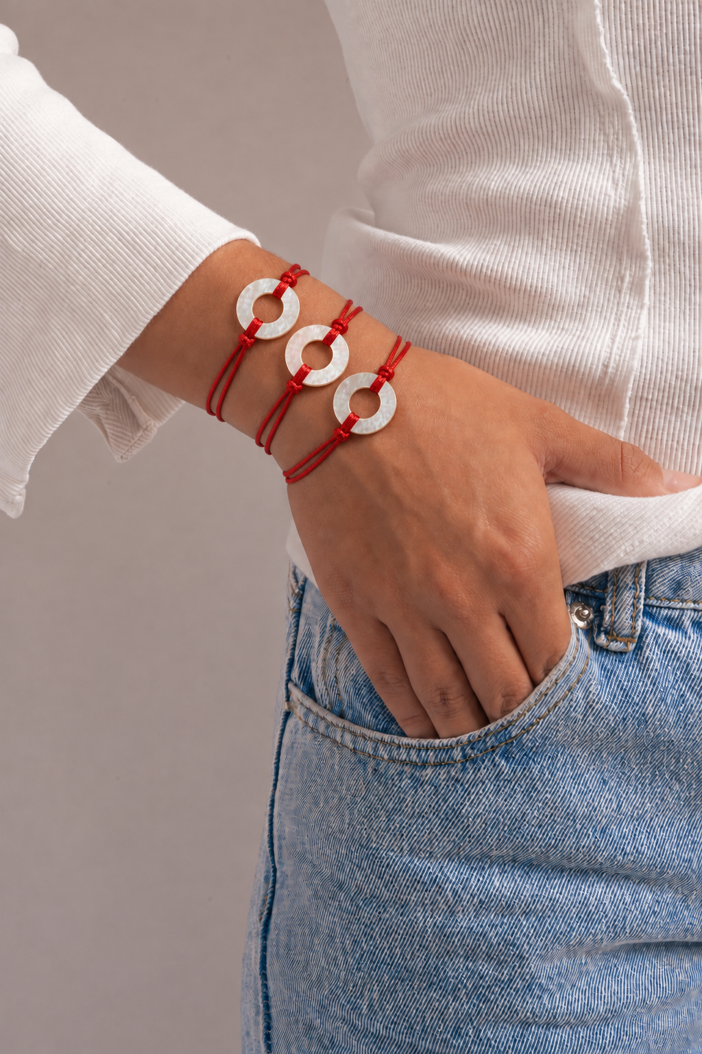 Pulsera de hilo con dije Madre Perla