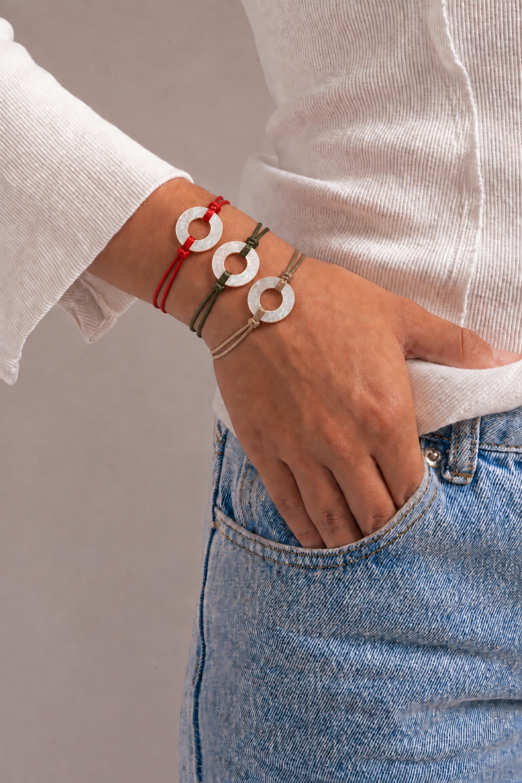 Pulsera de hilo con dije Madre Perla