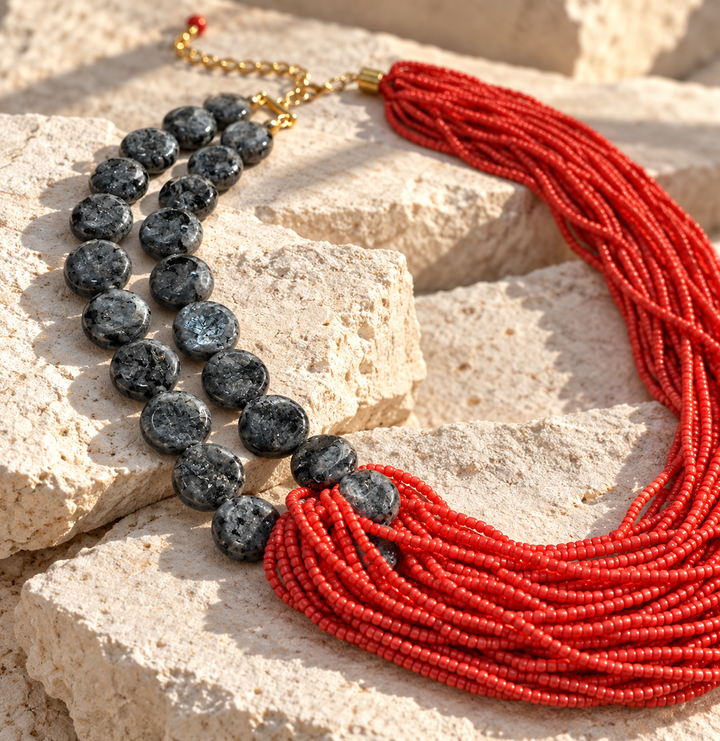 Collar Rojo con Labradoritas Negras