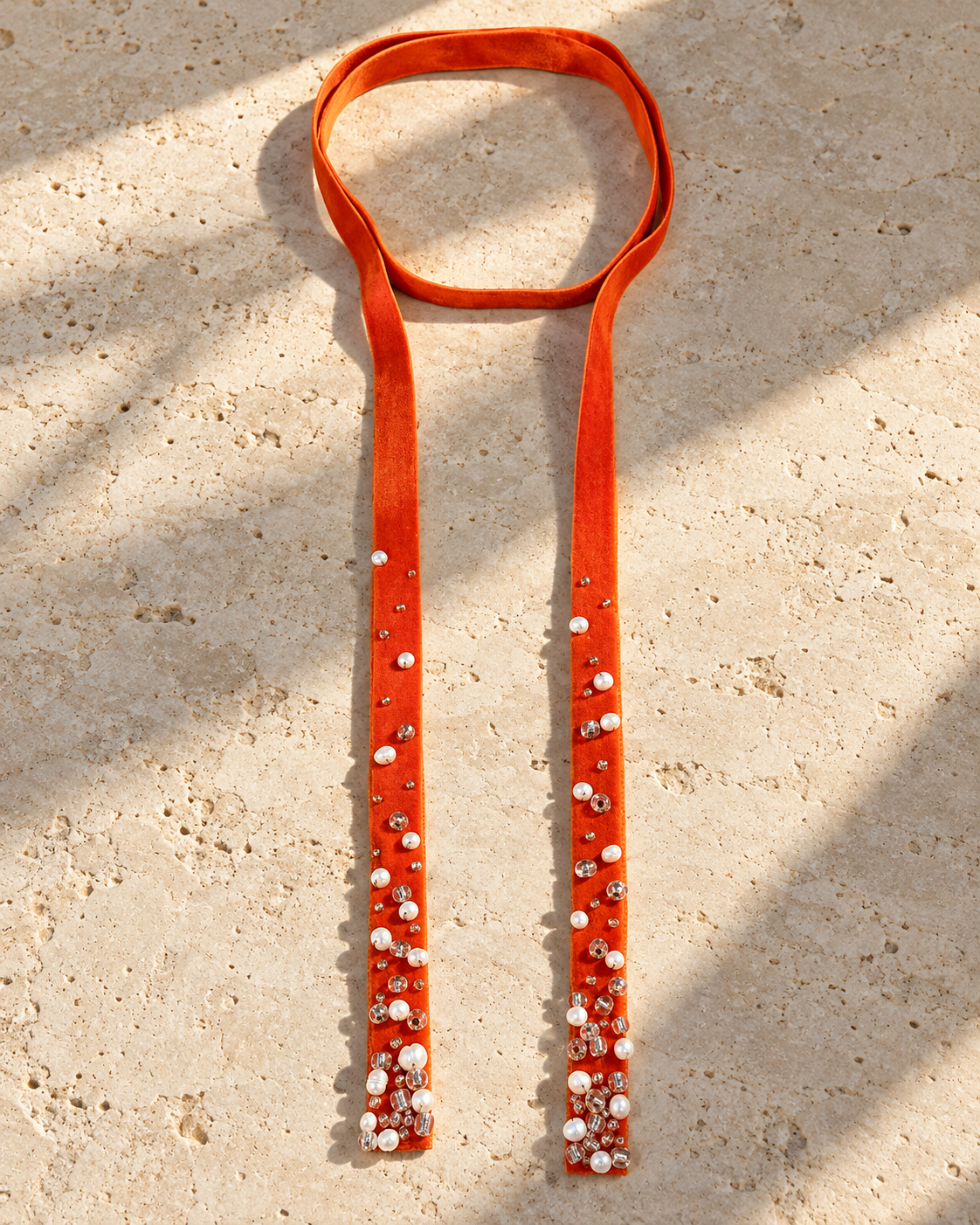 Collar Corbatin Gamuza Naranja Perlas