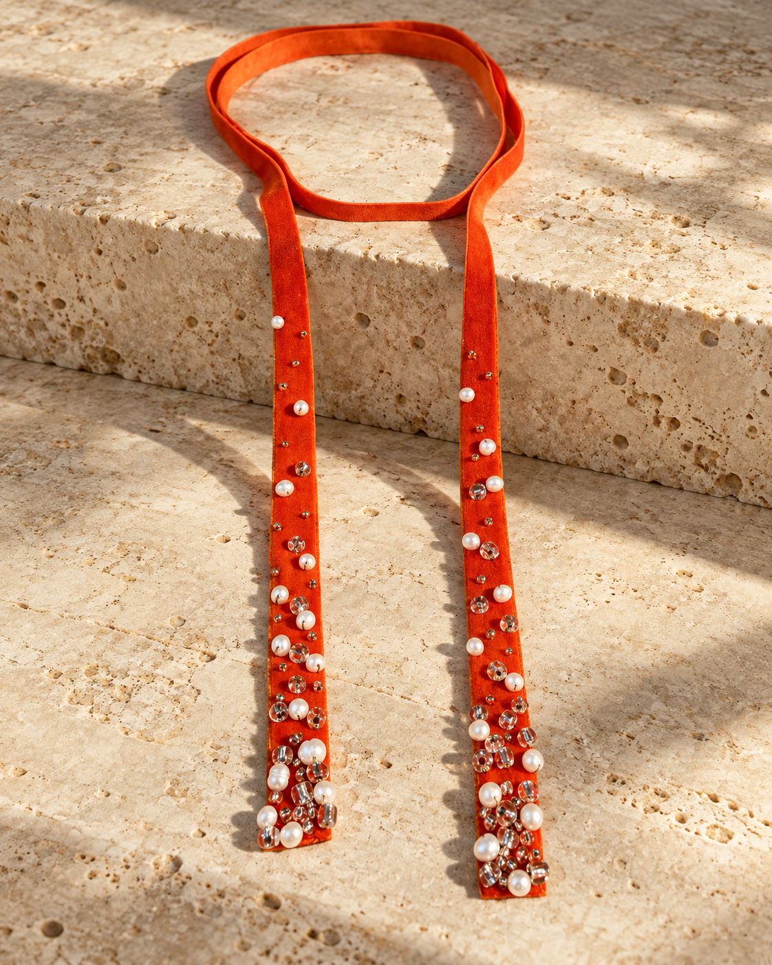 Collar Corbatin Gamuza Naranja Perlas