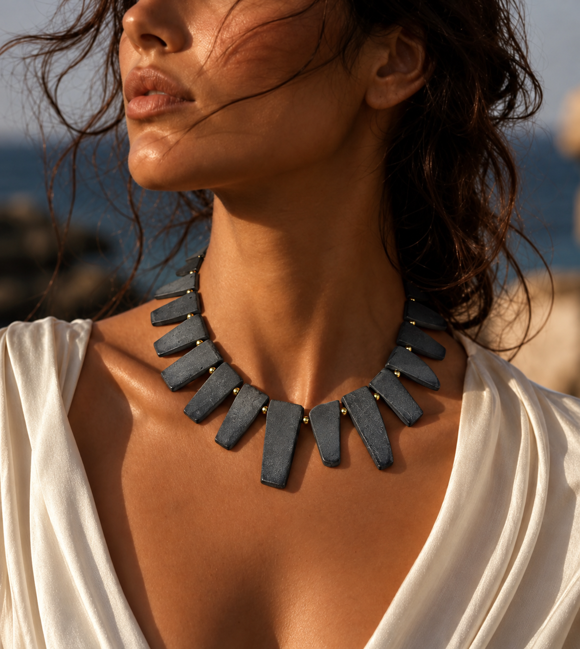 Collar Piedras Volcanicas & Chapa de Oro 14k