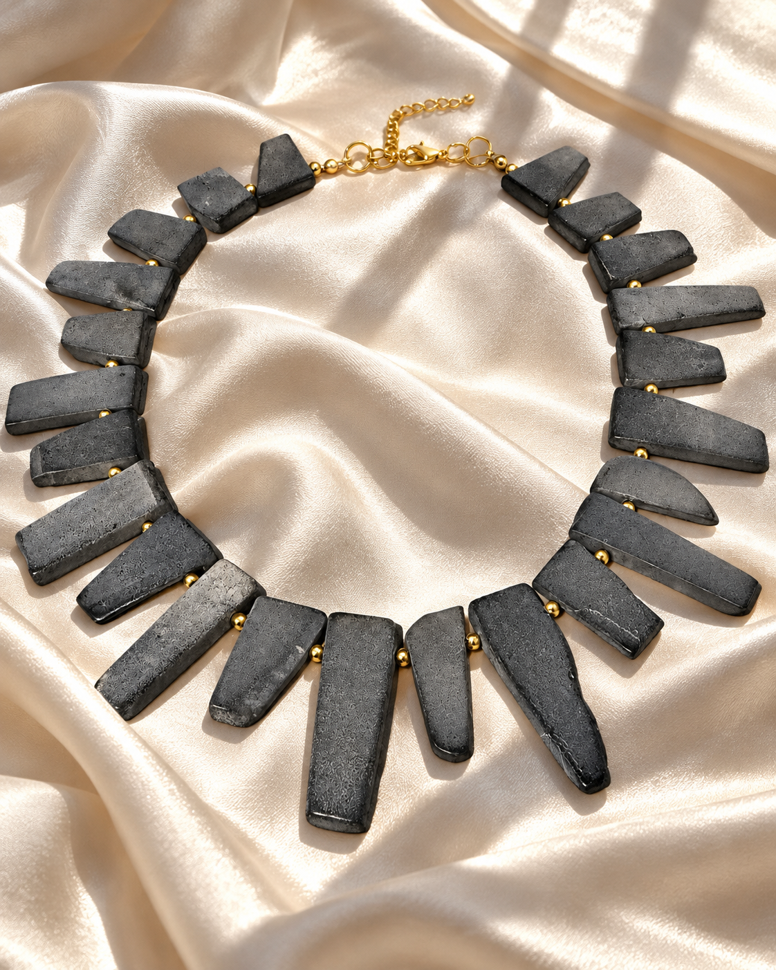 Collar Piedras Volcanicas & Chapa de Oro 14k