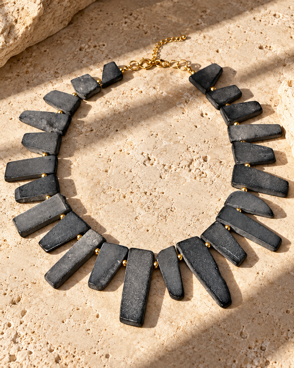 Collar Piedras Volcanicas & Chapa de Oro 14k