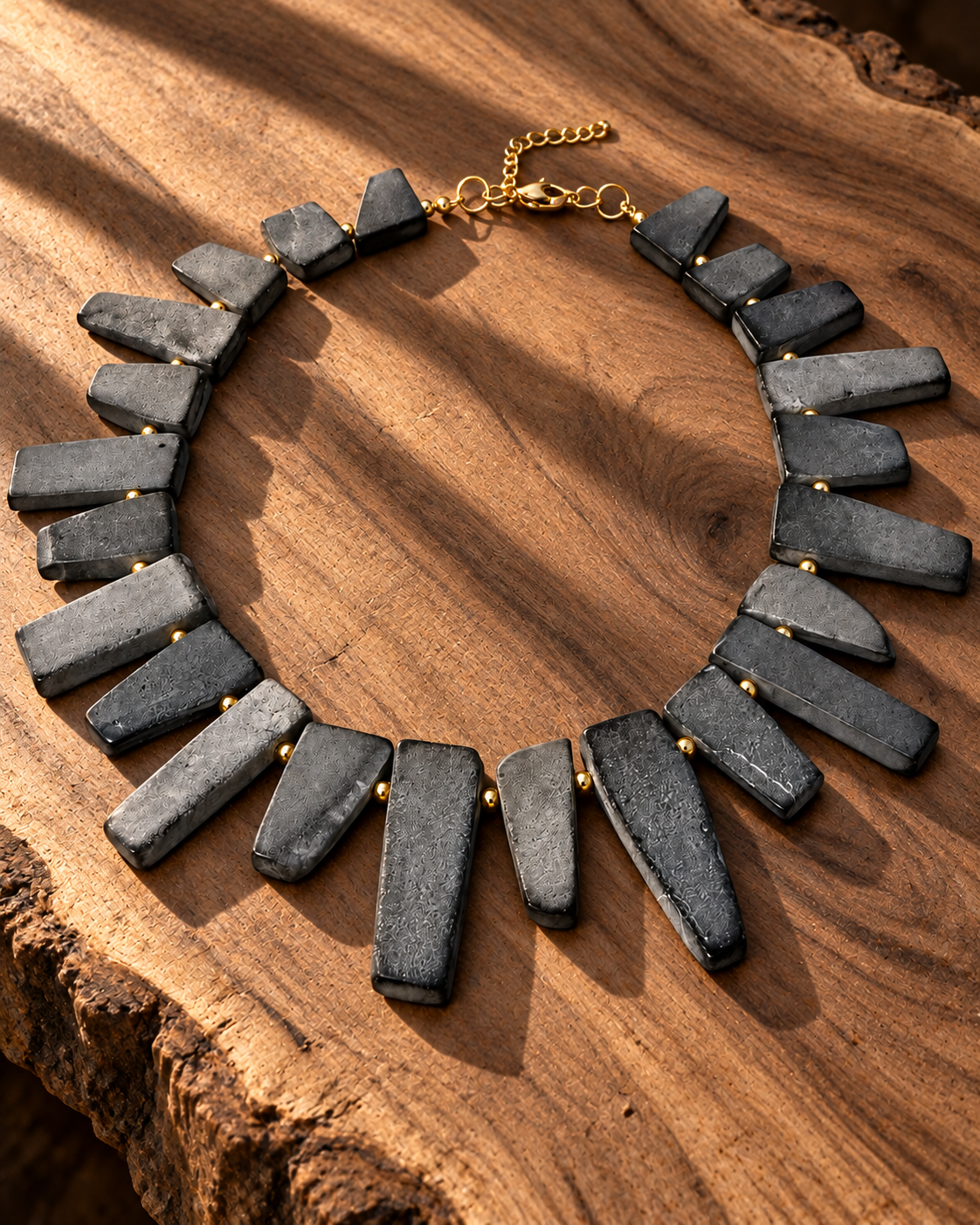 Collar Piedras Volcanicas & Chapa de Oro 14k